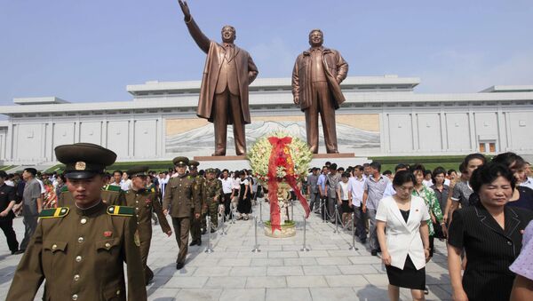 اليوم العالمي للسياحة - زيارة تمثال زعيم كوريا الشمالية الأسبق كم إل سونغ في مدينة بيونغيانغ - سبوتنيك عربي