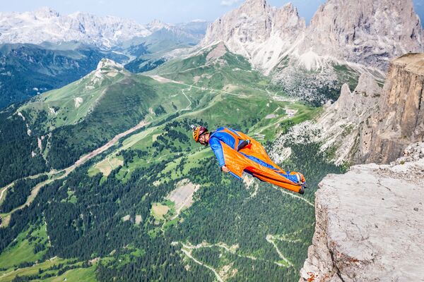 اليوم العالمي للسياحة - القفز من أعلى مرتفعات دولوميتيس في إيطاليا - سبوتنيك عربي