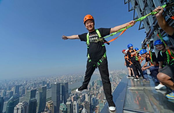 اليوم العالمي للسياحة - الحافة الزجاجية للطابق الـ  88 لبرج جين ماو، في الصين (طولها 60 مترا، وعرضها 1.5 متر) - سبوتنيك عربي