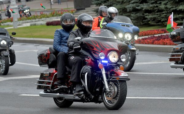 رئيس بيلاروسيا (روسيا البيضاء) ألكسندر لوكاشينكو وابنه نيكولاي يترأسان وفد من الدراجات النارية في مدينة مينسك. - سبوتنيك عربي