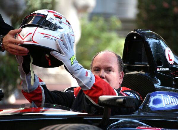 أمير موناكو ألبيرت الثاني بعد قيادته لسيارة فينتوري إليكترونيك خلال سباق الفورمولا-1، 2016. - سبوتنيك عربي