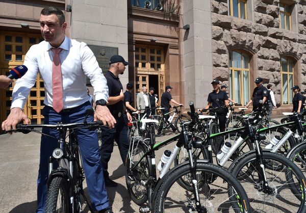 رئيس البلدية بمدينة كييف فيتالي كليتشكو يركب دراجته الهوائية، 2016. - سبوتنيك عربي