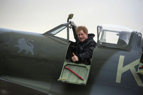 الأمير هاري وهو في قمرة قيادة المقاتلة Supermarine Spitfire خلال زيارته لأكادمية الطيران الجوي بولتبيي بجنوب إنجلترا. - سبوتنيك عربي