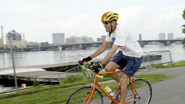 وزير الخارجية الأمريكية جون كيري وهو يقود دراجته الهوائية في بوسطن. - سبوتنيك عربي