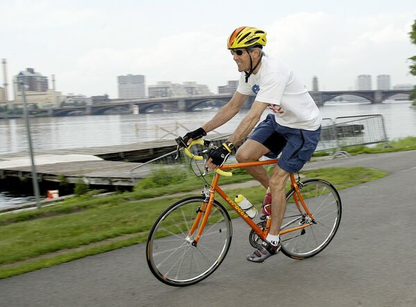 وزير الخارجية الأمريكي جون كيري وهو يقود دراجته الهوائية في بوسطن. - سبوتنيك عربي