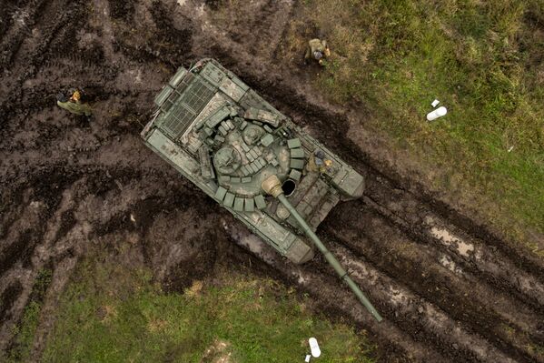 دبابة تي-72 ب.3 خلال التدريب الميداني في الحقل العسكري مولكينو في منطقة كراسنودارسكي كراي، روسيا - سبوتنيك عربي