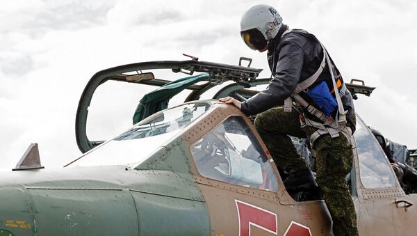 طيار روسي خلال الجلوس فى مقاتلة من طراز سو-25 - سبوتنيك عربي
