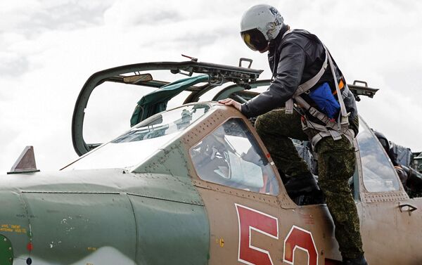 طيار روسي خلال الجلوس فى مقاتلة من طراز سو-25 - سبوتنيك عربي