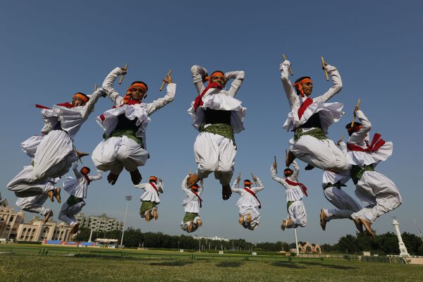 الطلاب الهنديين يؤدون الرقص التقليدي لولاية كجرات، وذلك قبيل بدء المهرجان الهندي في إسلام آباد، الهند، 25 سبتمبر/ أيلول 2016 - سبوتنيك عربي