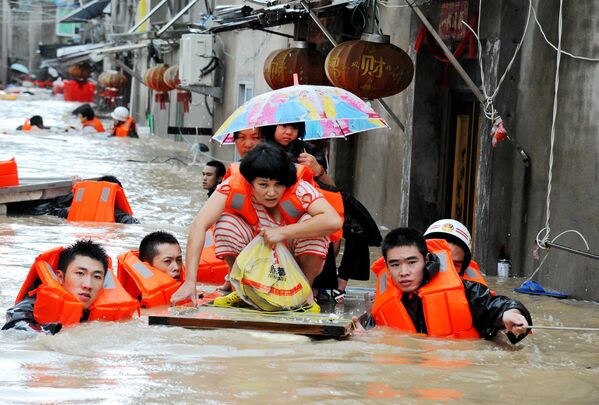 فريق الانقاذ يقوم بإخراج العالقين من أحياء متضررة بفياضانت في شرق الصين، 28 سبتمبر/ أيلول 2016 - سبوتنيك عربي