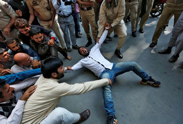 الشرطة الهندية تعتقل أحد عناصر المؤيدين لحزب أوامي اتحاد في سريناغار، 24 سبتمبر/ أيلول 2016 - سبوتنيك عربي
