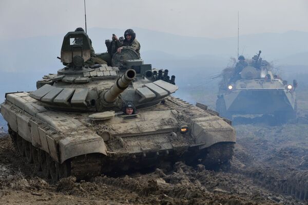 دبابة T-72B3 وعربة المشاة القتالية BTR-82A أثناء مناورات الكتائب التكتيكية في الدائرة العسكرية الجنوبية في جمهورية الشيشان - سبوتنيك عربي