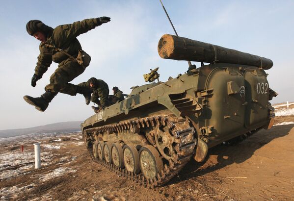 طاقم مركبة المشاة القتالية يغادرها بعد إطلاق النار أثناء مناورات كتيبة المشاة في إقليم بريمورسكوي - سبوتنيك عربي