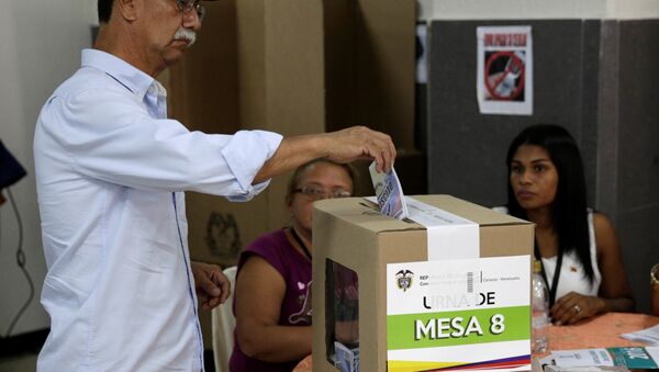 A man casts his vote in a referendum on a peace deal between the Colombian government and Revolutionary Armed Forces of Colombia (FARC) rebels at the Colombian Consulate in Caracas, Venezuela October 2, 2016. - سبوتنيك عربي
