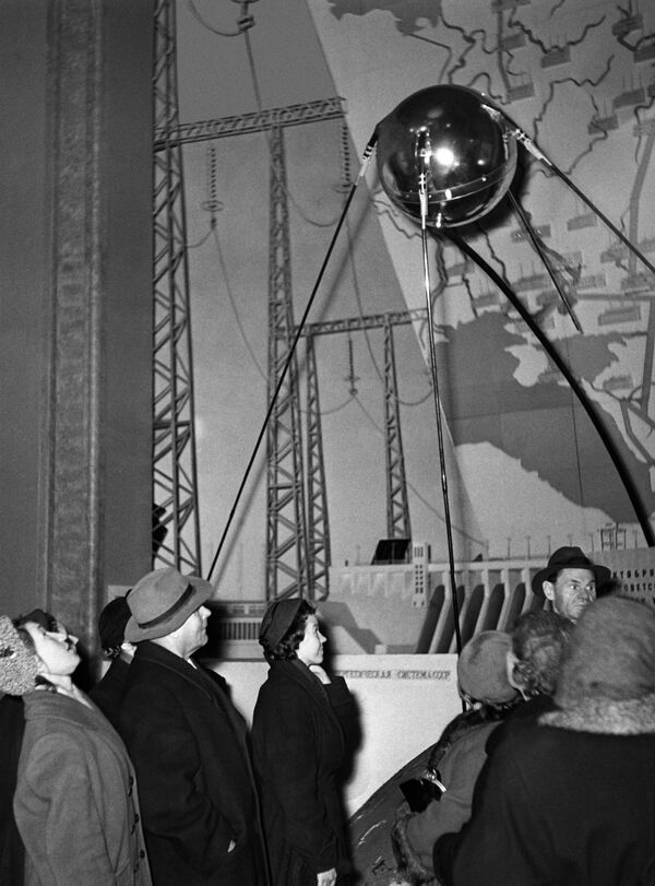 مجسم لأول قمر صناعي أطلق في 4 أكتوبر/ تشرين أول 1957، الاتحاد السوفيتي - سبوتنيك عربي