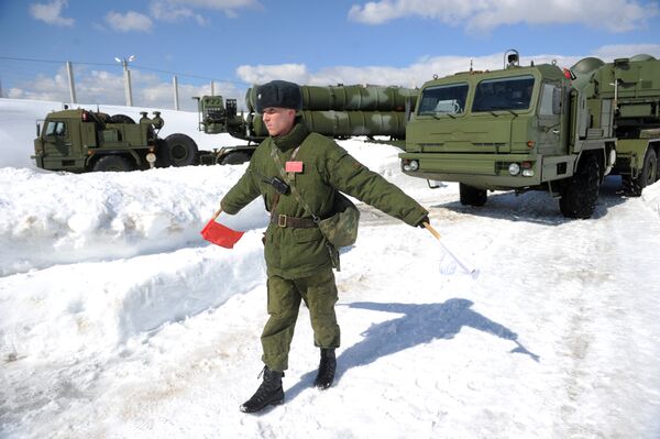 جندي من الكتيبة الرابعة للدفاع الجوي-الفضائي خلال إنزال أنظمة الدفاع الصاروخية اس-400 (تريومف) بإقليم موسكو - سبوتنيك عربي