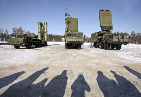 الأنظمة الدفاعية اس-400 (صواريخ أرض-جو) التابع لفوج الراية الحمراء للدفاع الجوي-الفضائي الصاروخي بمحافظة موسكو - سبوتنيك عربي