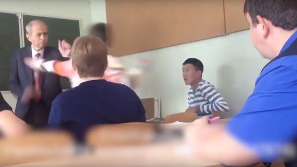تلميذ روسي حاول الإعتداء على مدرسه - سبوتنيك عربي