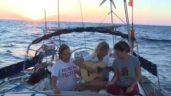 النشطاء الأجانب المتواجدين على متن قارب زينونة - سبوتنيك عربي