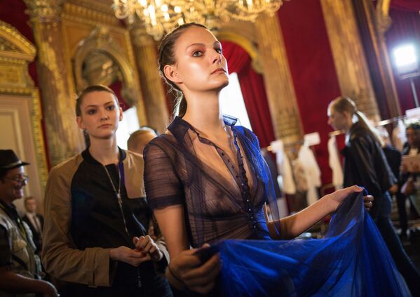 تصمايم روسية على منصة أسبوع الموضة في باريس ضمن عرض أزياء ربيع/خريف 2017، 4 أكتوبر/ تشرين أول 2016 - سبوتنيك عربي