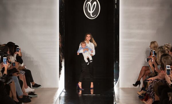 ابنة الممصم الروسي فالنتين يوداشكين خلال  منصة أسبوع الموضة في باريس ضمن عرض أزياء ربيع/خريف 2017، 4 أكتوبر/ تشرين أول 2016 - سبوتنيك عربي