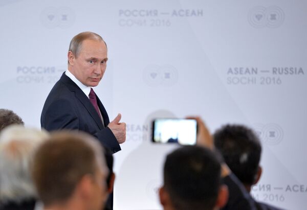 الرئيس الروسي فلاديمير بوتين أثناء اجتماع رؤساء الوفود لقمة روسيا-آسيان - سبوتنيك عربي