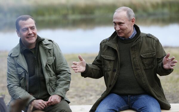 الرئيس الروسي فلاديمير بوتين ورئيس الوزراء دميتري مدفيديف على جزيرة ليبنو في إقليم نوفوغورود - سبوتنيك عربي