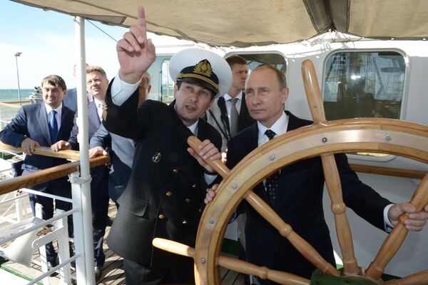 الرئيس الروسي فلاديمير بوتين يقود سفينة شراعية ناديجدا (أمل) في مدينة سوتشي. - سبوتنيك عربي
