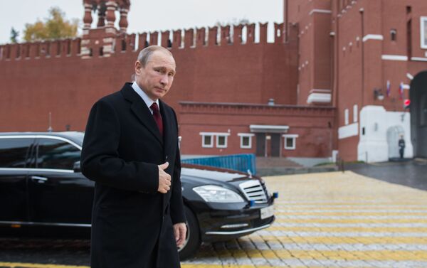 الرئيس الروسي فلاديمير بوتين يصل الساحة الحمراء - سبوتنيك عربي