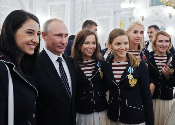 الرئيس الروسي فلاديمير بوتين خلال مراسم توزيع الجوائز على رياضيي الألعاب الأولمبية ريو-2016 الروس - سبوتنيك عربي