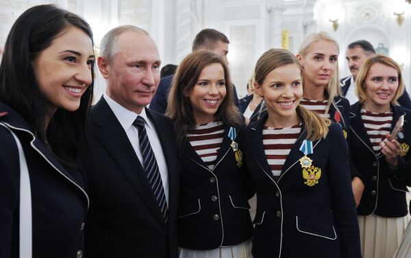 الرئيس الروسي فلاديمير بوتين خلال مراسم توزيع الجوائز على رياضيي الأعاب الأولمبية ريو-2016 الروس - سبوتنيك عربي