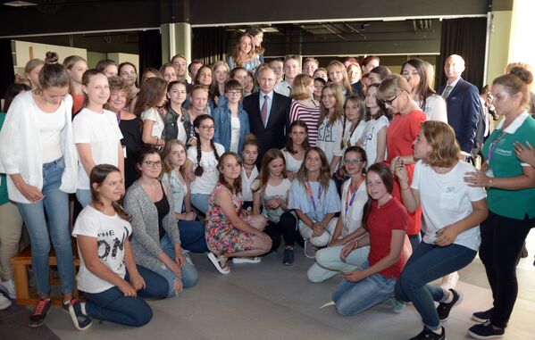 الرئيس الروسي فلاديمير بوتين أثناء زيارته للمركز التعليمي سيريوس في مدينة سوتشي. - سبوتنيك عربي