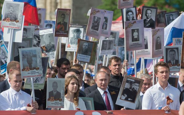 الرئيس فلاديمير بوتين خلال مسيرة الفوج الخالد في ذكرى الـ 75 لعيد النصر في الحرب الوطنية العظمى ضد ألمانيا النازية (1941-1945) - سبوتنيك عربي