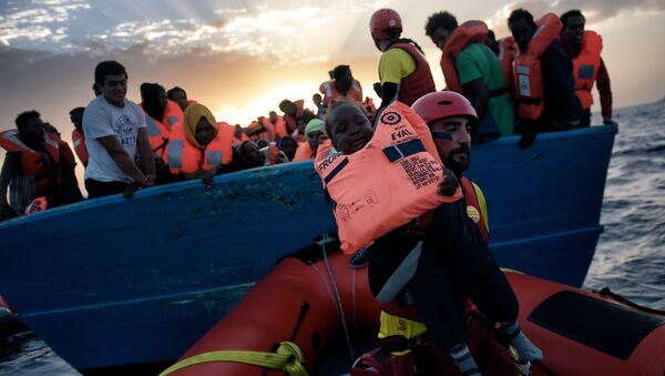 إنقاذ طفل من سفينة للمهاجرين في البحر الأبيض المتوسط - سبوتنيك عربي
