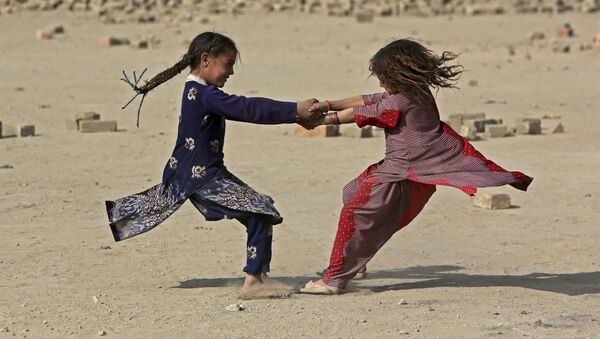 الفتيات الأفغانيات تلعب في أحد شوارع كابول، أفغانستان - سبوتنيك عربي
