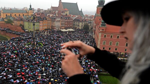 احتجاجات ضد حظر عمليات الإجهاض في وارسو، بولندا - سبوتنيك عربي