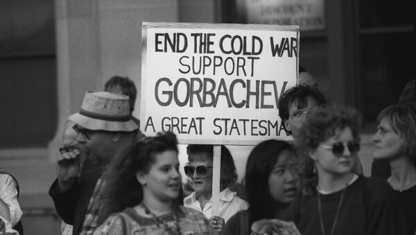مواطنو واشنطن يحملون لافتة كتب عليه أنهوا الحرب الباردة خلال الزيارة الرسمية لرئيس الاتحاد السوفيتي سابقاً ميخائيل غورباتشيوف إلى الولايات المتحدة الأمريكية - سبوتنيك عربي
