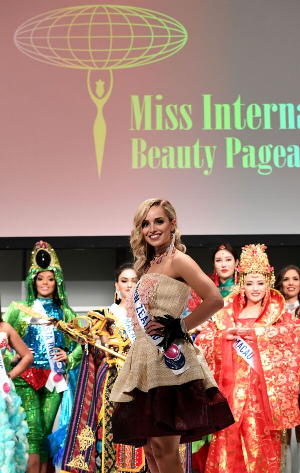 المسابقة الدولية لـ ملكة الجمال في طوكيو لعام 2016، النيوزيلندية جيسيكا تايسون وزيها الوطني، 11 أكتوبر/ تشرين الأول 2016 - سبوتنيك عربي