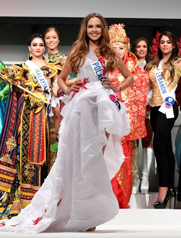 المسابقة الدولية لـ ملكة الجمال في طوكيو لعام 2016، البولندية ماغدالينا بينكوسكا وزيها الوطني، 11 أكتوبر/ تشرين الأول 2016 - سبوتنيك عربي