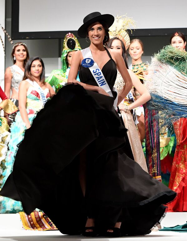 المسابقة الدولية لـ ملكة الجمال في طوكيو لعام 2016، الاسبانية أنابيل ديلغادو توريس وزيها الوطني، 11 أكتوبر/ تشرين الأول 2016 - سبوتنيك عربي