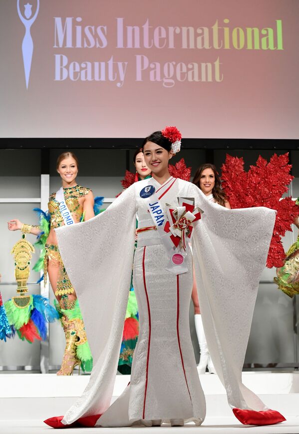 المسابقة الدولية لـ ملكة الجمال في طوكيو لعام 2016، اليابانية جونا ياماغاتا وزيها الوطني، 11 أكتوبر/ تشرين الأول 2016 - سبوتنيك عربي