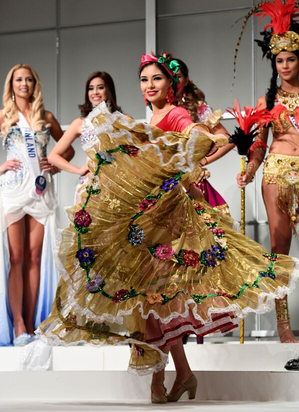 المسابقة الدولية لـ ملكة الجمال في طوكيو لعام 2016، المكسيكية ماريا غيرالدين بونسي مينديز وزيها الوطني، 11 أكتوبر/ تشرين الأول 2016 - سبوتنيك عربي