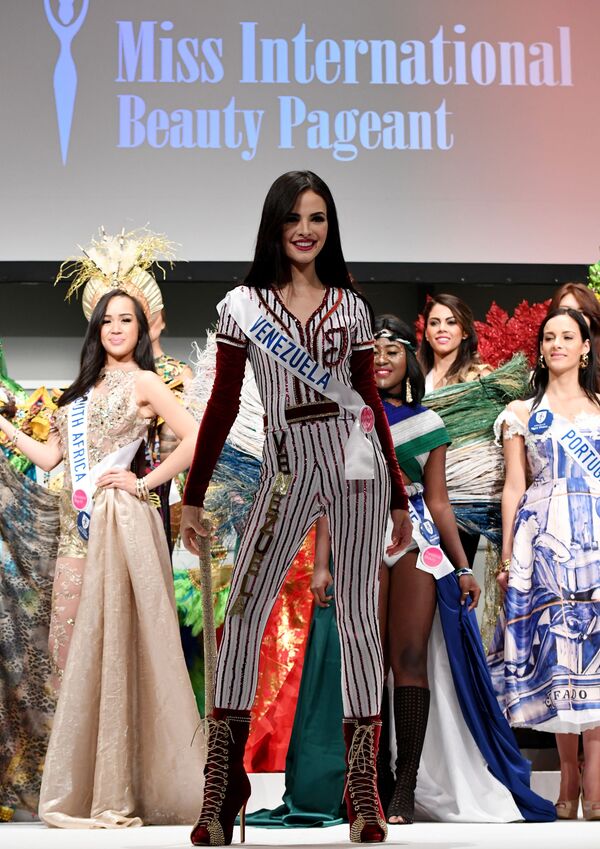 المسابقة الدولية لـ ملكة الجمال في طوكيو لعام 2016، الفنزويلية جيسيكا دوارتي وزيها الوطني، 11 أكتوبر/ تشرين الأول 2016 - سبوتنيك عربي