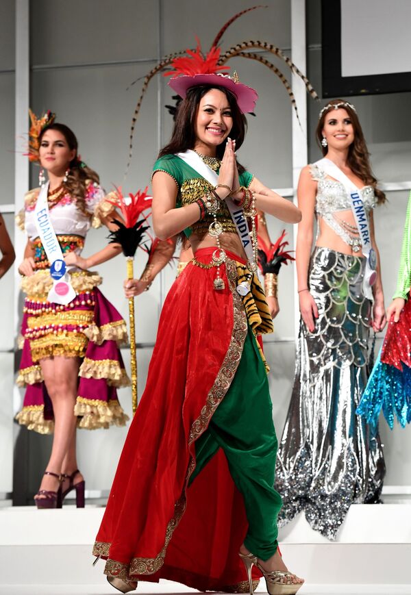 المسابقة الدولية لـ ملكة الجمال في طوكيو لعام 2016، الهندية ريواتي تشيرتي وزيها الوطني، 11 أكتوبر/ تشرين الأول 2016 - سبوتنيك عربي