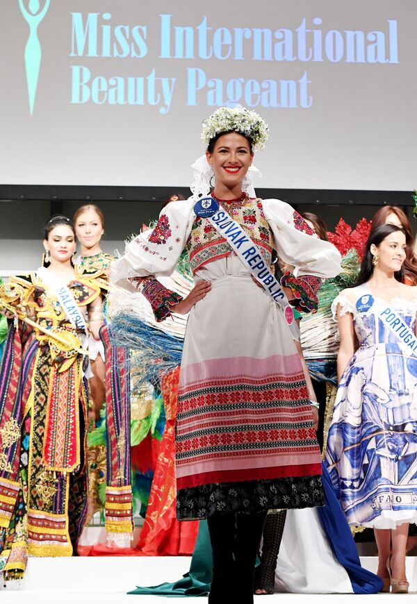 المسابقة الدولية لـ ملكة الجمال في طوكيو لعام 2016، السلوفاكية ميكايلا مينكيوفا وزيها الوطني، 11 أكتوبر/ تشرين الأول 2016 - سبوتنيك عربي