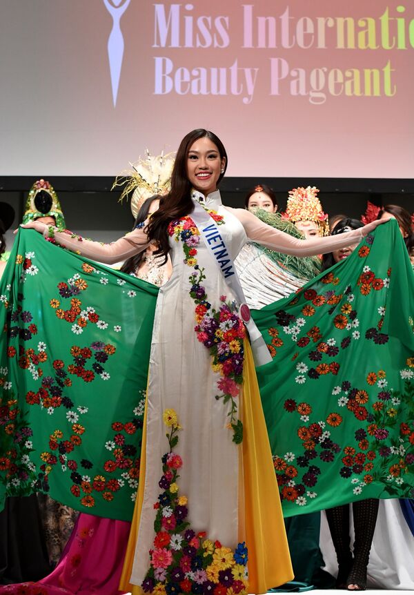 المسابقة الدولية لـ ملكة الجمال في طوكيو لعام 2016، الفيتنامية فام نغوس فيوننغ لينه وزيها الوطني 11 أكتوبر/ تشرين الأول 2016 - سبوتنيك عربي