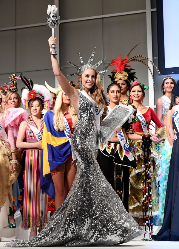 المسابقة الدولية لـ ملكة الجمال في طوكيو لعام 2016، الأمريكية كايتريانا لينباخ وزيها الوطني 11 أكتوبر/ تشرين الأول 2016 - سبوتنيك عربي