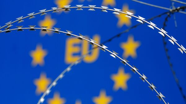 Razor wire is seen in front of an European Union (EU) sign during a protest against barbed wire fences along the border crossing between Slovenia and Croatia in Brezovica pri Gradinu, Slovenia, in this file picture taken December 19, 2015. - سبوتنيك عربي