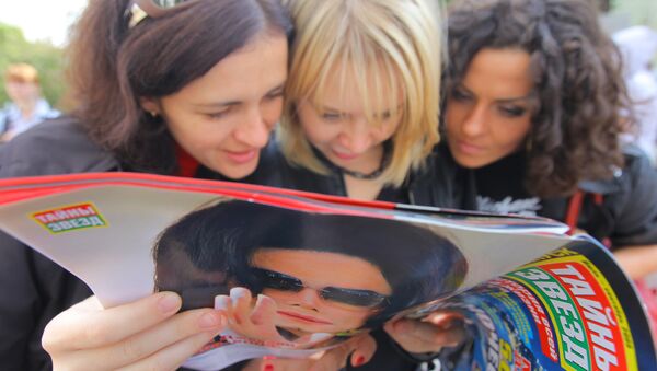 Michael Jackson fans gather at Moscow's Teatralnaya Square to pay tribute to pop icon - سبوتنيك عربي