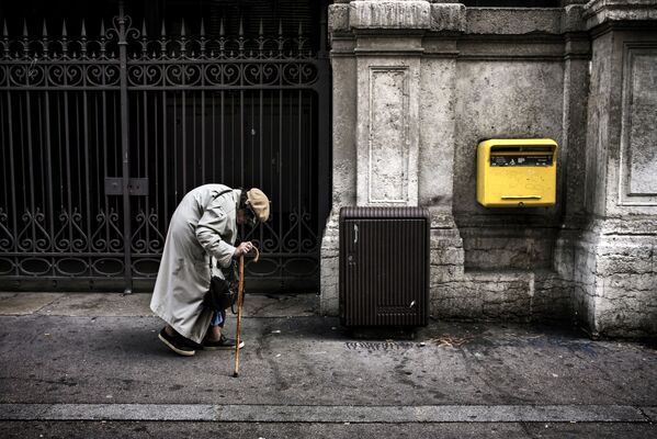 امرأة مسنة تتجه إلى صندوق البريد في أحد شوارع ميدنة ليون، فرنسا 8 أكتوبر/ تشرين الأول 2016 - سبوتنيك عربي